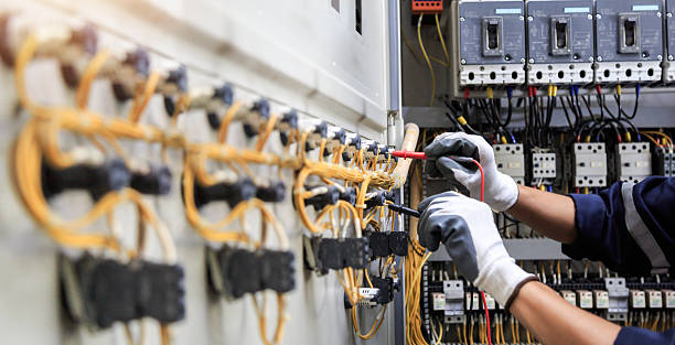 Professional Electrician technician working in Linn, MO